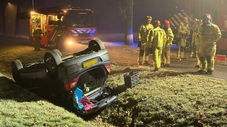 Auto slaat over de kop in Bakel; brandweer bevrijdt bestuurster uit voertuig via kofferbak