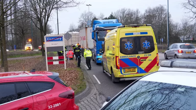 Voetganger aangereden door vrachtwagen op rotonde in Elsendorp