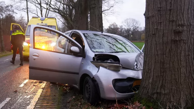 Auto botst tegen boom op Kanaalweg in Griendtsveen; man gewond naar ziekenhuis