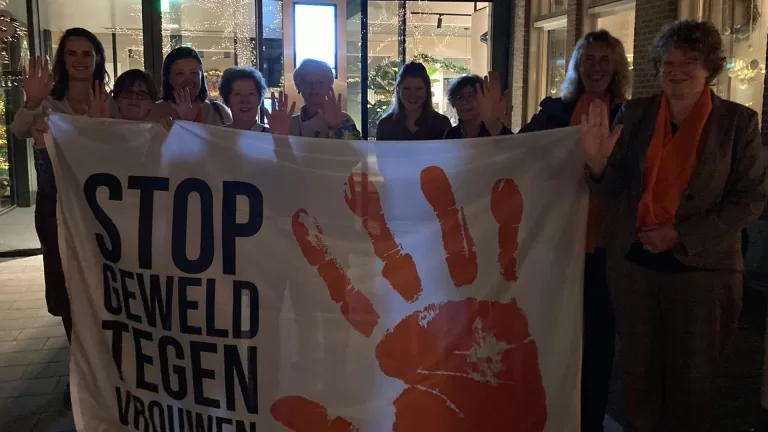 Orange the World-campagne in Deurne afgesloten met strijken van de vlag