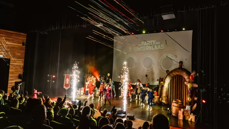 Party van Sinterklaas weet publiek in Deurne weer te boeien en verrassen: ‘Heel mooi om te zien’