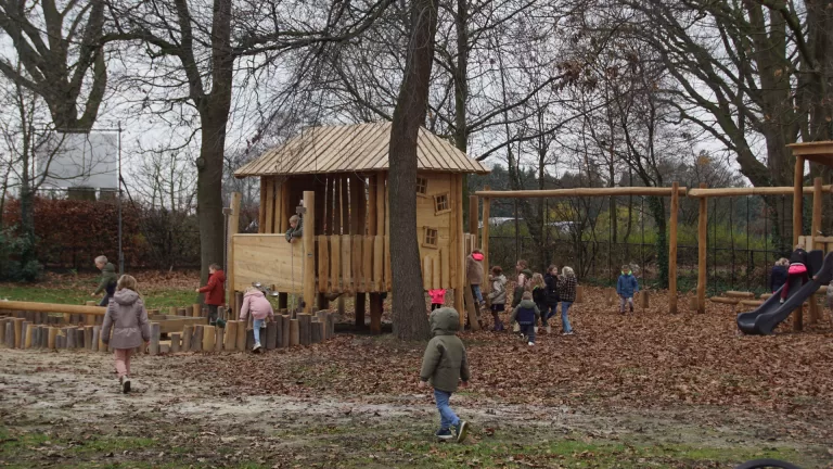 Nieuwe speeltuin geopend aan Hanenbergweg; ‘Voorbeeld van hoe we samen Deurne mooier maken’