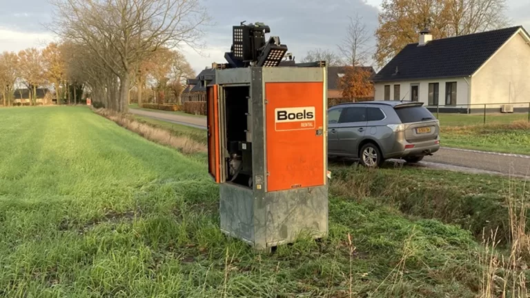 Tijdelijke verlichting tussen Deurne en Liessel vernield; ‘Er zijn zelfs onderdelen gestolen’