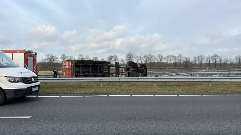 Snelweg A67 dicht richting Eindhoven vanwege gekantelde vrachtwagen bij Liessel
