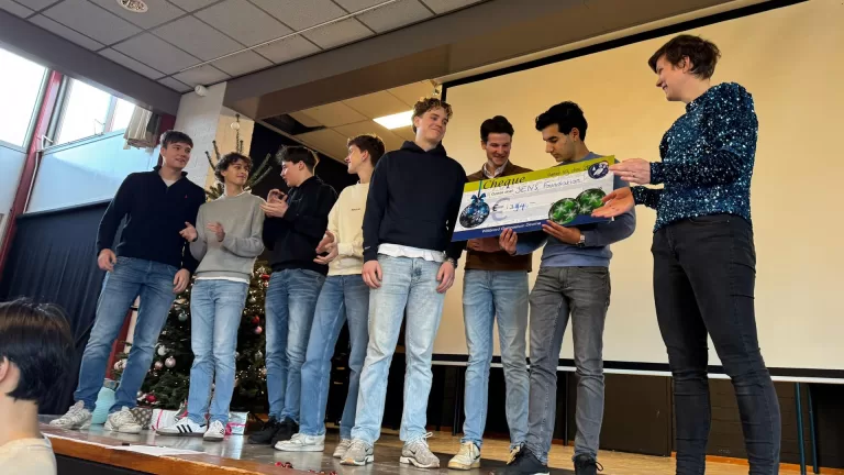 Leerlingen en docenten Willibrord Gymnasium zamelen bijna 1.400 euro in voor JENS Foundation
