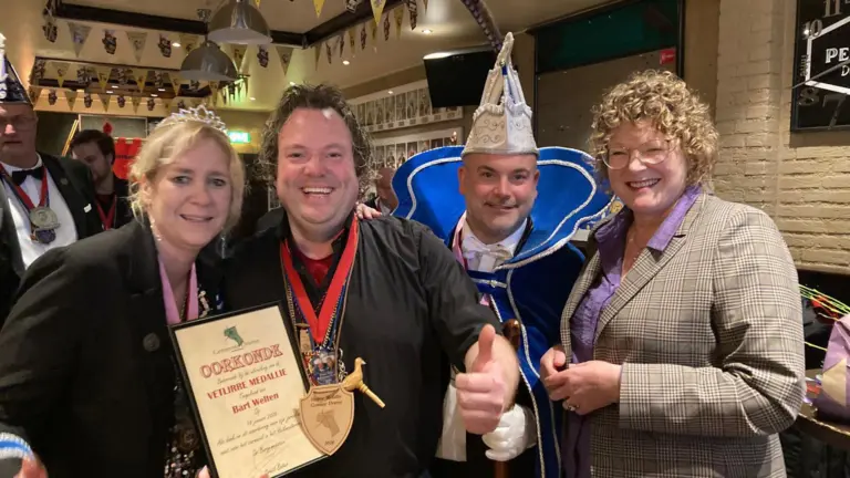 Vetlirre Medallie voor Bart Welten van De Heikneuters; ‘Staat voor iedereen klaar en ademt carnaval’