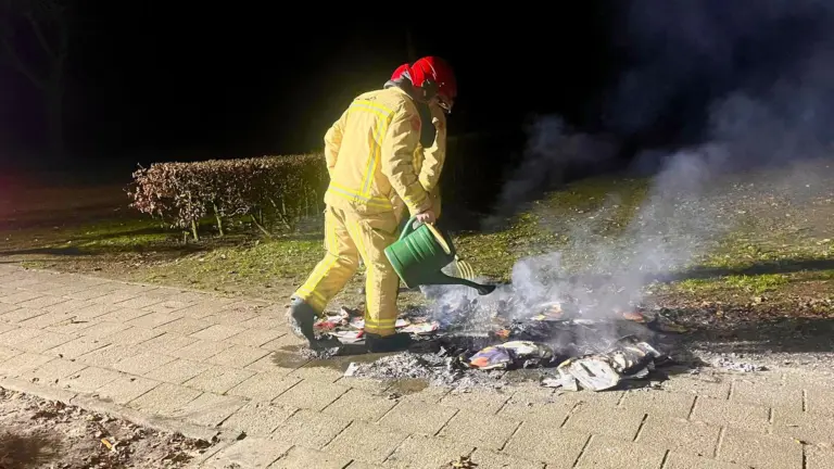 Brandweer blust brandje aan Antoon Coolenlaan in Deurne met gieter; stapel reclamefolders gaat in vlammen op