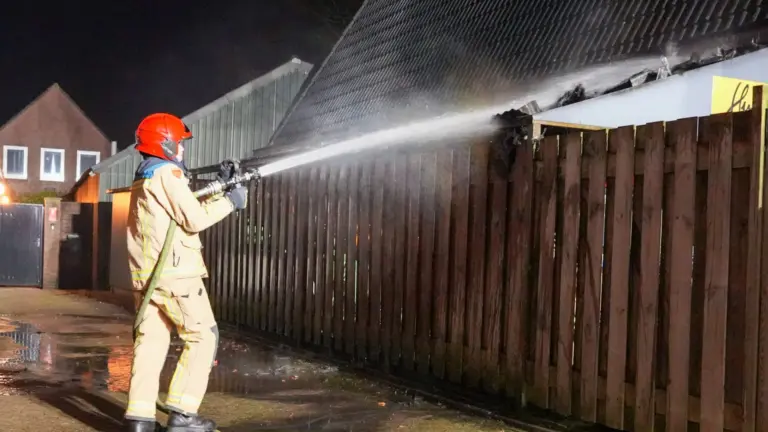 Brand breekt uit in bijgebouw van bouwmarkt in Bakel; brandweer heeft vuur snel onder controle