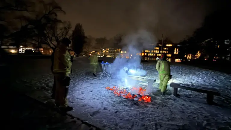 Afval in brand gestoken in Tuinpad Park aan Hogeweg in Deurne; brandweer dooft vuur met sneeuw