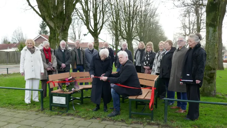 Nieuw bankje in Hellemanstraat eert 1000-jarig jubileum familie Scharroo: ‘Het is een dankbetuiging aan de buurt’