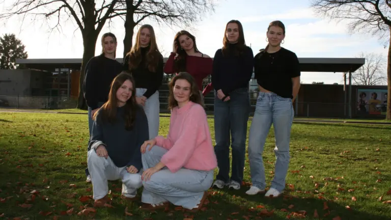 Eindexamenkandidaten Willibrord Gymnasium exposeren in Museum De Wieger