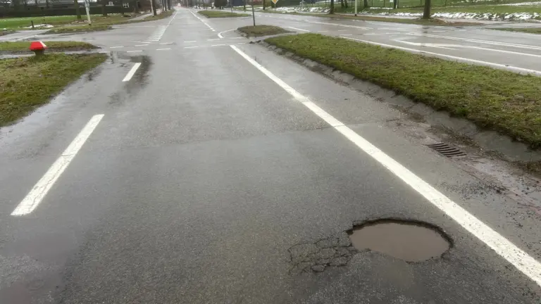 Winters weer zorgt voor groot gat in asfalt op Bakelseweg in Deurne