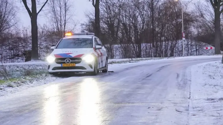 KNMI geeft code oranje af en waarschuwt voor spekgladde wegen: ‘Verraderlijk voor weggebruikers’