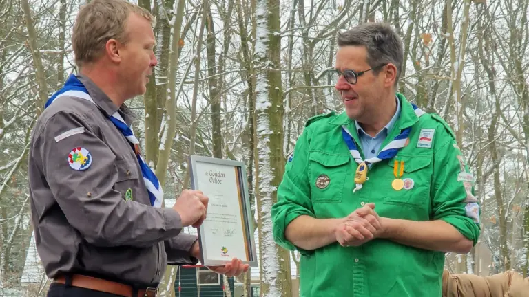 Ard van de Mortel ontvangt Gouden Oehoe bij Scouting Deurne; ‘Een echte bruggenbouwer’