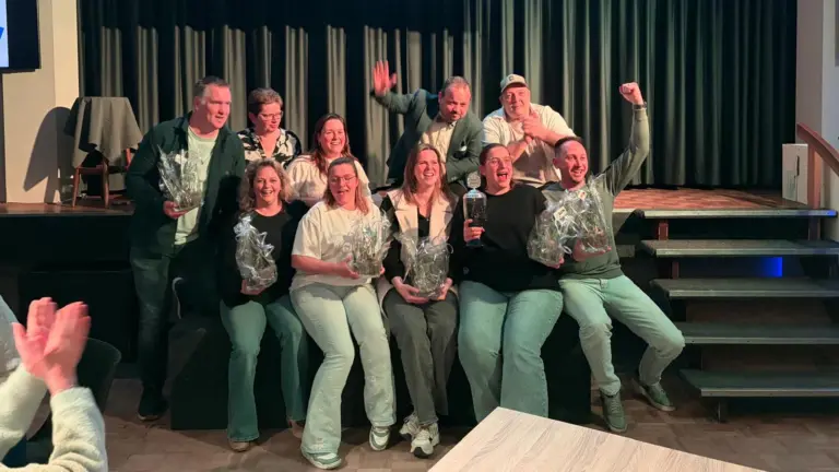 Team ‘Bij elkaar geraapt zooitje’ wint tweede editie Pubquiz Heigewijs