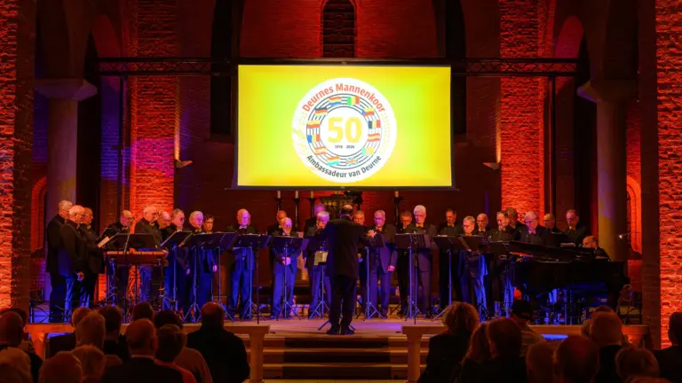 Deurnes Mannenkoor maakt indruk met jubileumconcerten en verrast met optreden van Thijs van Leer