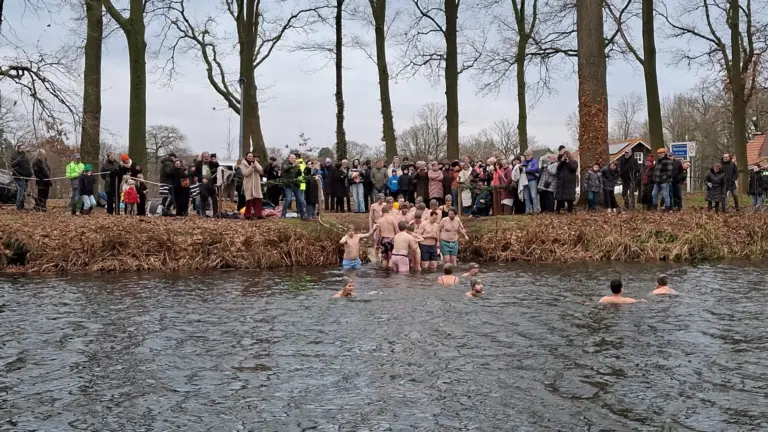Waaghalzen duiken nieuwe jaar in: 24 helden en heldinnen te water in Helenaveen