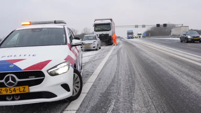 Twee vrachtwagens en personenauto botsen op elkaar door gladheid op A67