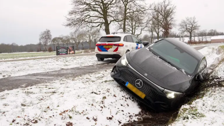 Opnieuw verkeersongeval in Neerstraat in Bakel; tweede auto raakt van de weg door gladheid
