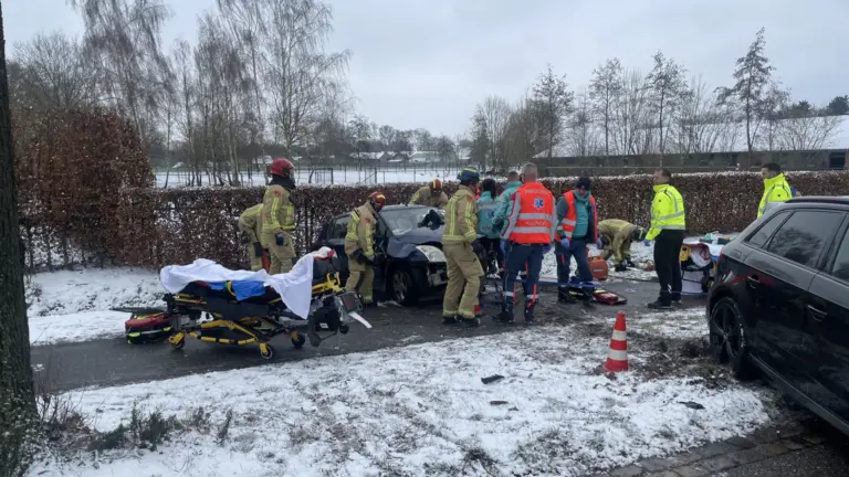 Auto knalt tegen boom op Neerstraat in Bakel; twee inzittenden raken gewond