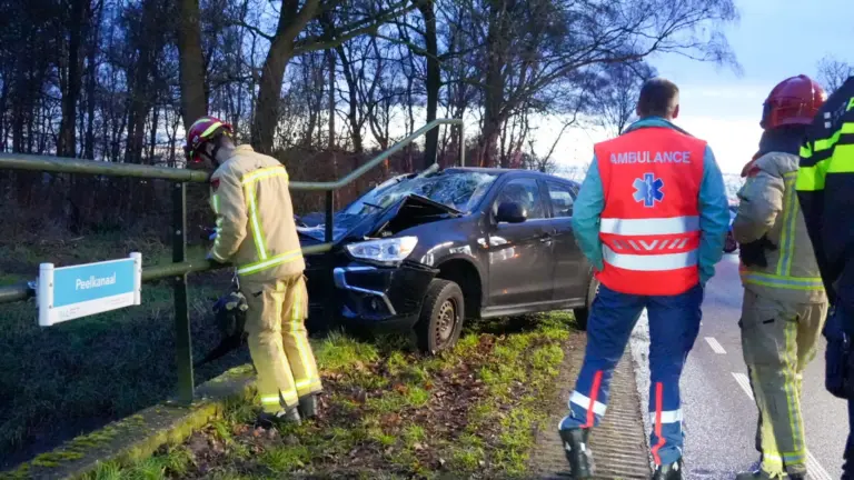 Automobilist rijdt zich vast op brugleuning Witte Dijk in Deurne; bestuurder bijna gespietst door reling