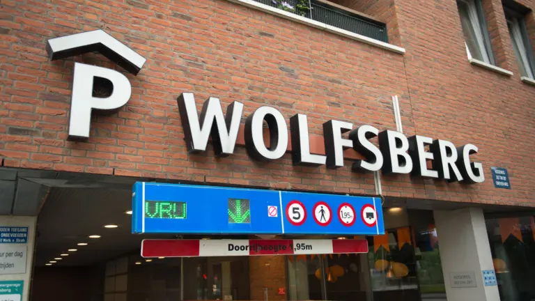 Blauwe zone in centrum Deurne zorgt voor overvolle parkeergarage Wolfsberg; ‘Zeer ongewenste situatie’