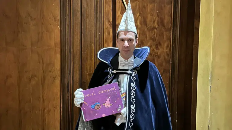 Prins Twan van De Peelstrekels en De Hôsbengels brengen voor kinderen Bibliotheek Deurne in carnavalssfeer
