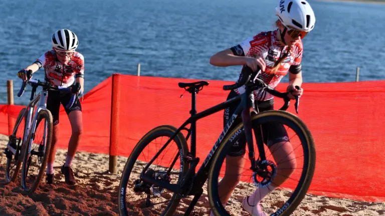 Puck Bakker uit Liessel en Emma van Boven uit Milheeze rijden sterk op NK veldrijden voor jeugd in Volkel