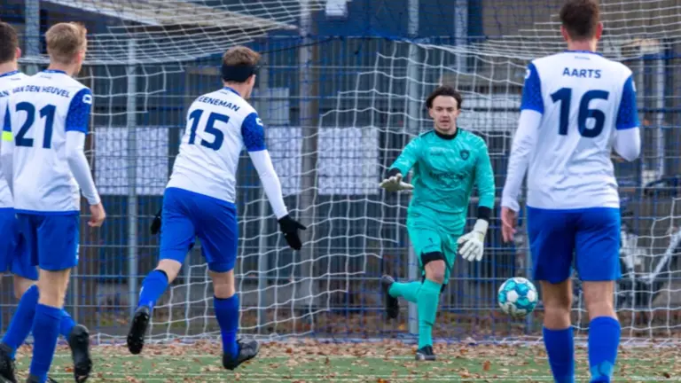 SV Deurne lijdt onnodige nederlaag bij Best Vooruit, maar blijft koploper in eerste klasse (3-2)