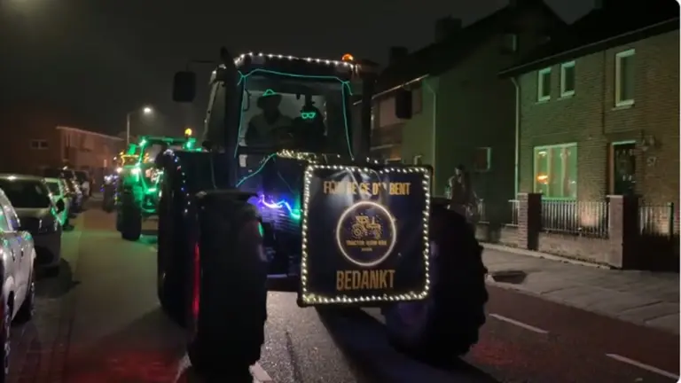 [VIDEO] Eerste Tractor Glow Ride van Liessel naar Deurne zorgt voor licht in de duisternis en verbinding