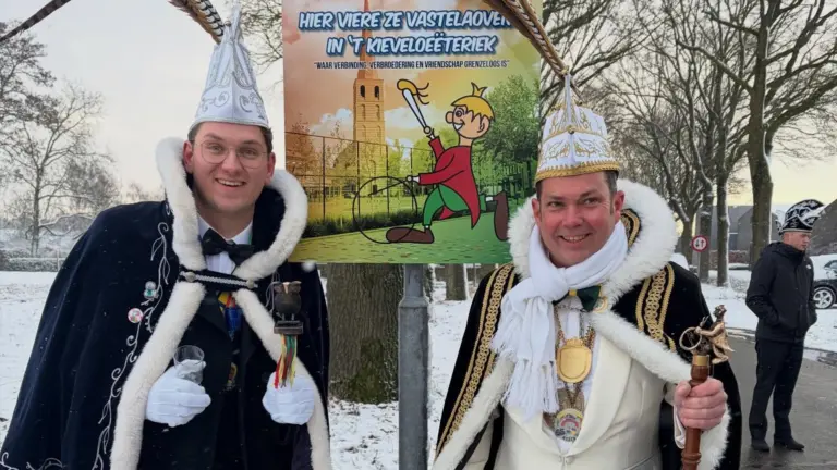 Carnaval vervaagt grens tussen Brabant en Limburg; Ulewappers en De Kieveloeët proosten bij grenspaal