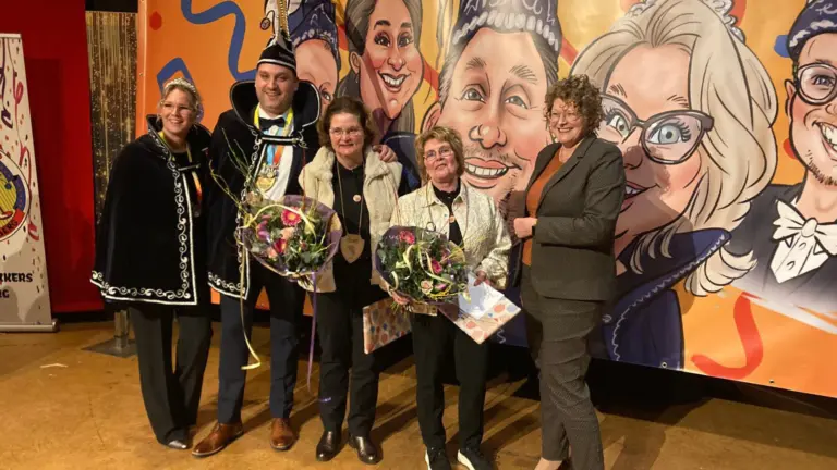 Anja van den Berkmortel en Maria Vermeulen ontvangen Vetlirre Medallie