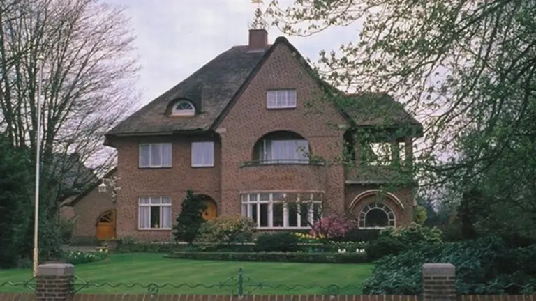 Deurne wijst Villa Doornehof en Doornehofstal officieel aan als gemeentelijke monumenten