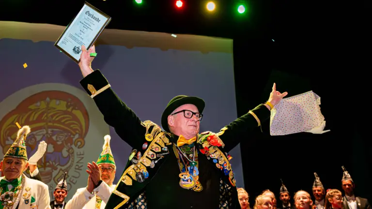 [VIDEO] Leon van Osch onderscheiden met Zilveren Nar; ‘Iemand met een echt carnavalshart’