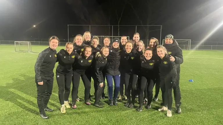 Chiara Kaya blijft ook volgend seizoen trainer van eerste vrouwenteam ZSV: ‘Enorm blij en trots’