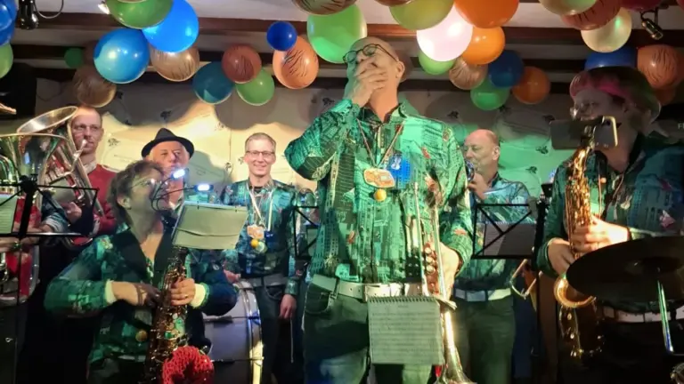 Bert van den Broek ontvangt D’n Opsteker voor zijn inzet bij carnaval in Deurne