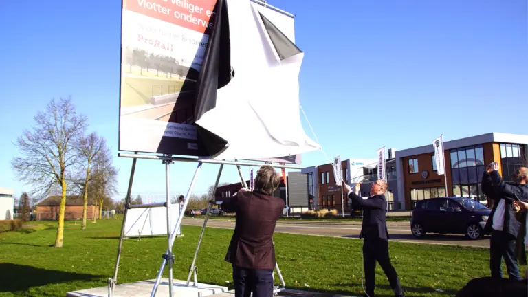 Eerste zichtbare teken van spoortunnel Binderendreef; wethouder Helm Verhees onthult bouwbord