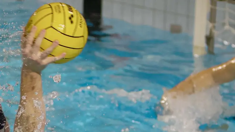 Deurnes waterpoloteam DZT’62 wint in Nijmegen van Aqua-Novio’94