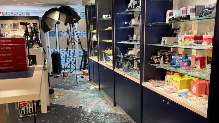 Dieven gaan er vandoor met dure camera’s na inbraak bij winkel aan Kerkstraat in Deurne