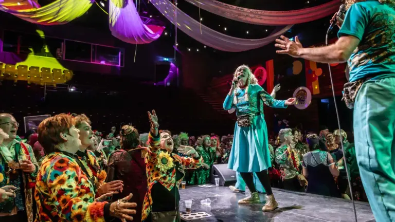 Zingend van kroeg naar kroeg; Kommer en Kwijl ook bij 23ste keer ongekend populair in Deurne