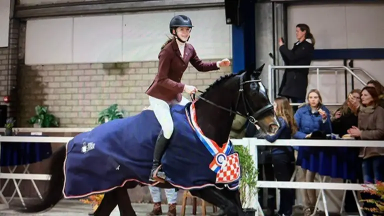 Deurnese amazone Lizzy Meulendijks (15) eerste bij Brabantse kampioenschappen springen in Schijndel