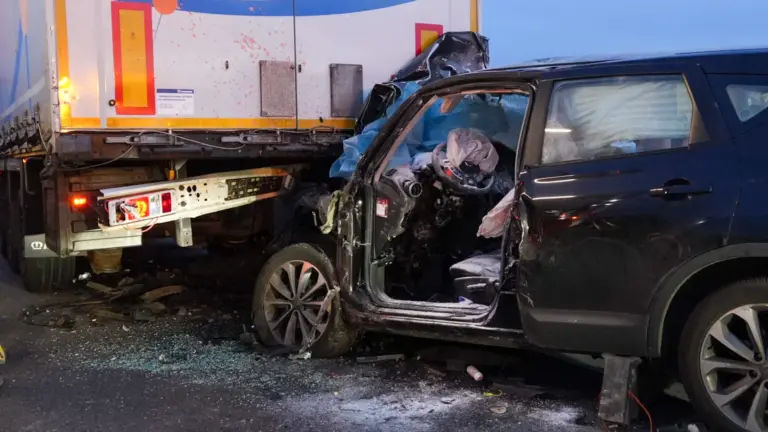 Personenauto botst achterop vrachtwagen op A67 ter hoogte van Liessel