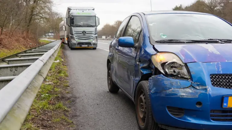 Auto rijdt tegen vangrail op A67 bij Liessel; bestuurder kan op vluchtstrook stoppen
