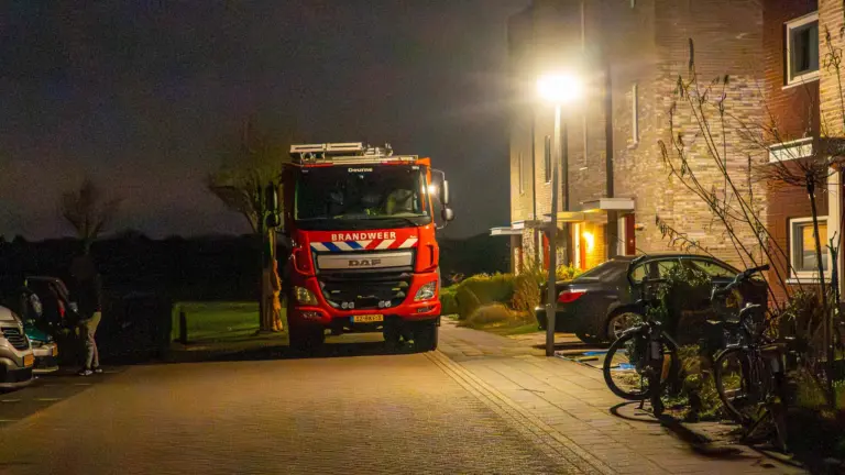 Brandweer doet metingen nadat persoon onwel wordt in woning aan Overloop in Liessel