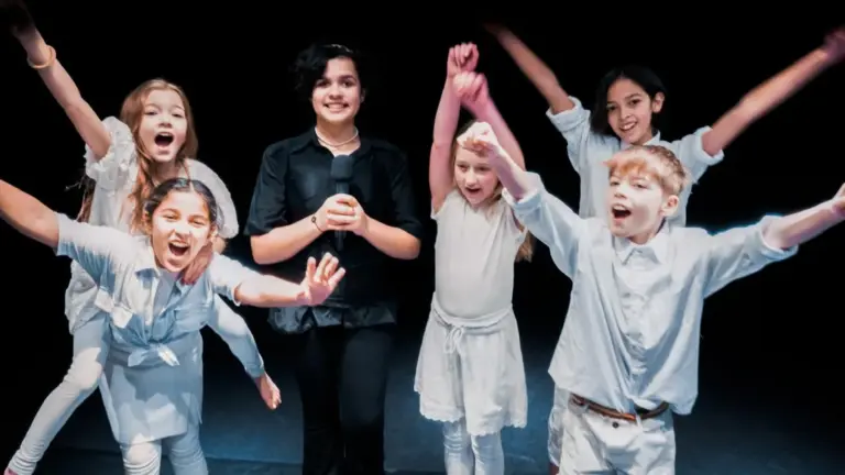 Deurnese Norah (13) schittert in theaterproductie ‘Onze Oneindige Reis’ met spelers van alle leeftijden