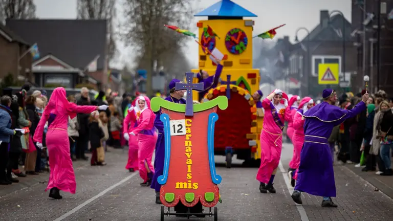 [VIDEO] Humor voert weer de boventoon in koude, maar geslaagde carnavalsoptocht in Liessel