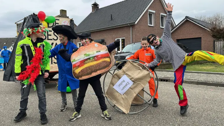 Veel ‘blauw’ op straat en zakkenrollers actief bij carnavalsoptocht in Neerkant