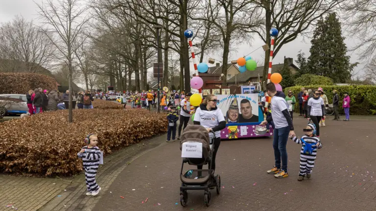 Prins Jos in ‘zun te korte boks’ wordt op zijn wenken bediend tijdens optocht in Vlierden