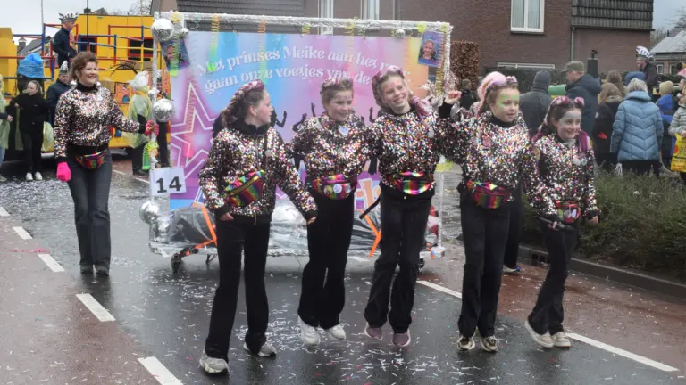 Regen, hagel en gedonder kunnen meeste deelnemers en toeschouwers bij Zeilbergse optocht niet deren