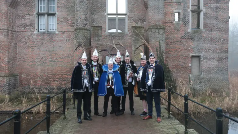 Carnavalshoogheden van gemeente Deurne stralen ondanks weersomstandigheden op Prinsenfoto